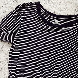 old navy striped tee, long with slits 🦋